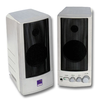 Zwei silberne PC-Lautsprecher, einer mit Reglern für Power, Treble, Bass und Volume, nebeneinander stehend