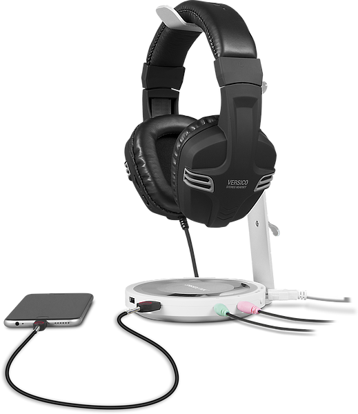 Schwarzes Versico Gaming-Headset mit Mikrofon steht auf einem weißen Ständer und ist über Kabel mit einem Smartphone sowie Audiogeräten verbunden