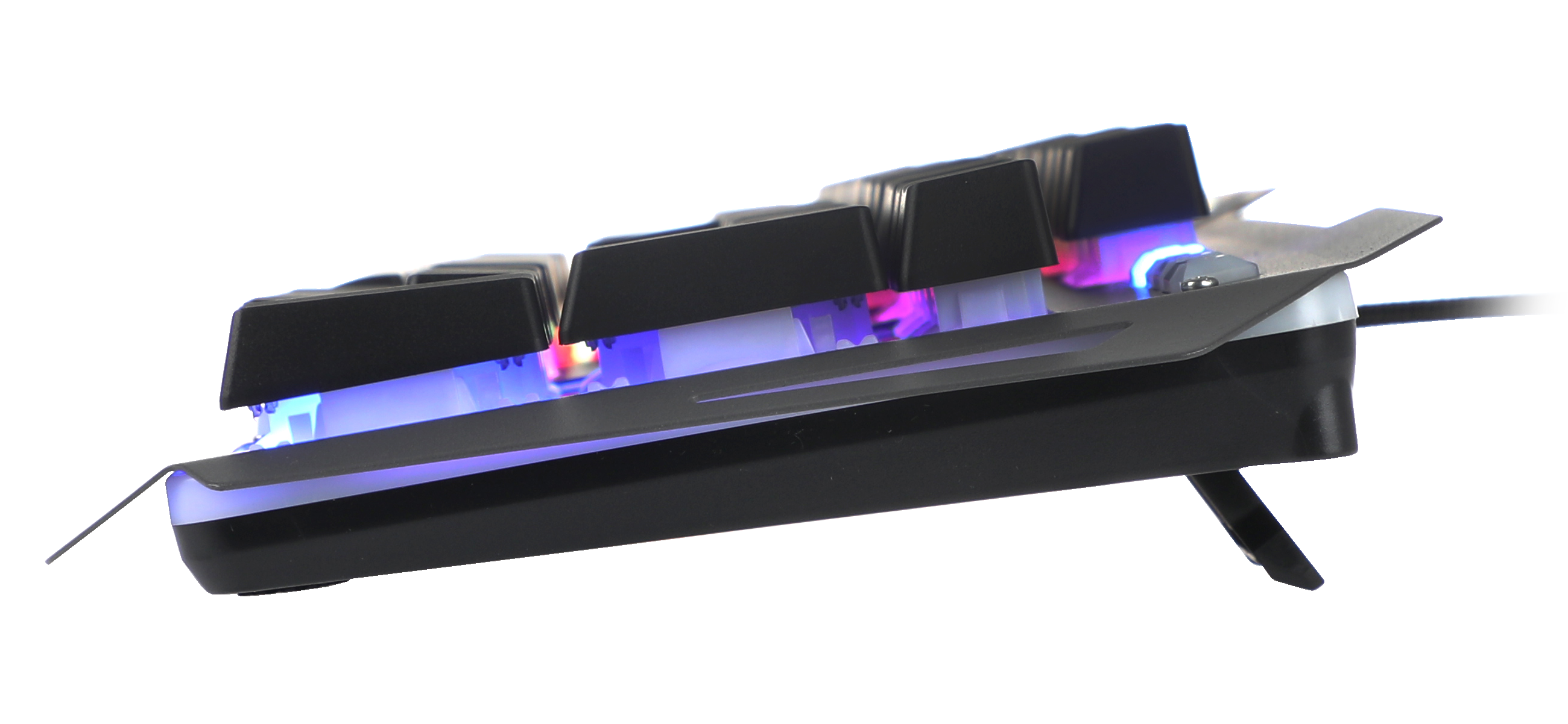 Mechanische Tastatur mit farbiger RGB-Beleuchtung, seitliche Ansicht auf erhobene Tasten und aufgeklappte Standfüße