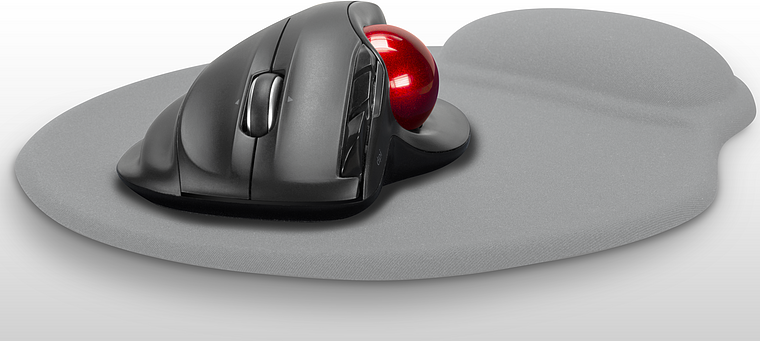Schwarze ergonomische Trackball-Maus mit roter Kugel auf einem grauen Mauspad mit gepolsterter Handballenauflage