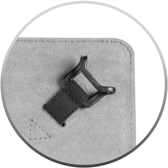 Schwarzer Haken mit angenähter Schlaufe auf einer Ecke einer grauen Stofftasche
