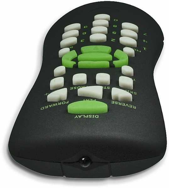 Schwarze universelle Fernbedienung mit weißen und grünen Tasten, liegt auf einer weißen Fläche