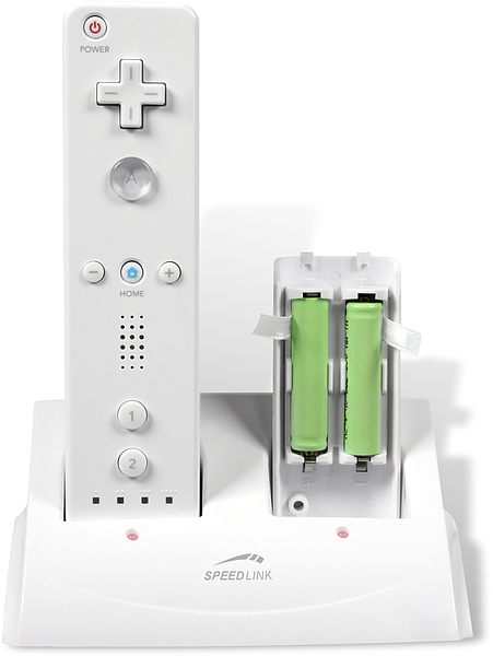 Weiße Ladestation mit eingesetztem Wii-Controller und zwei grünen Akkus von Speedlink