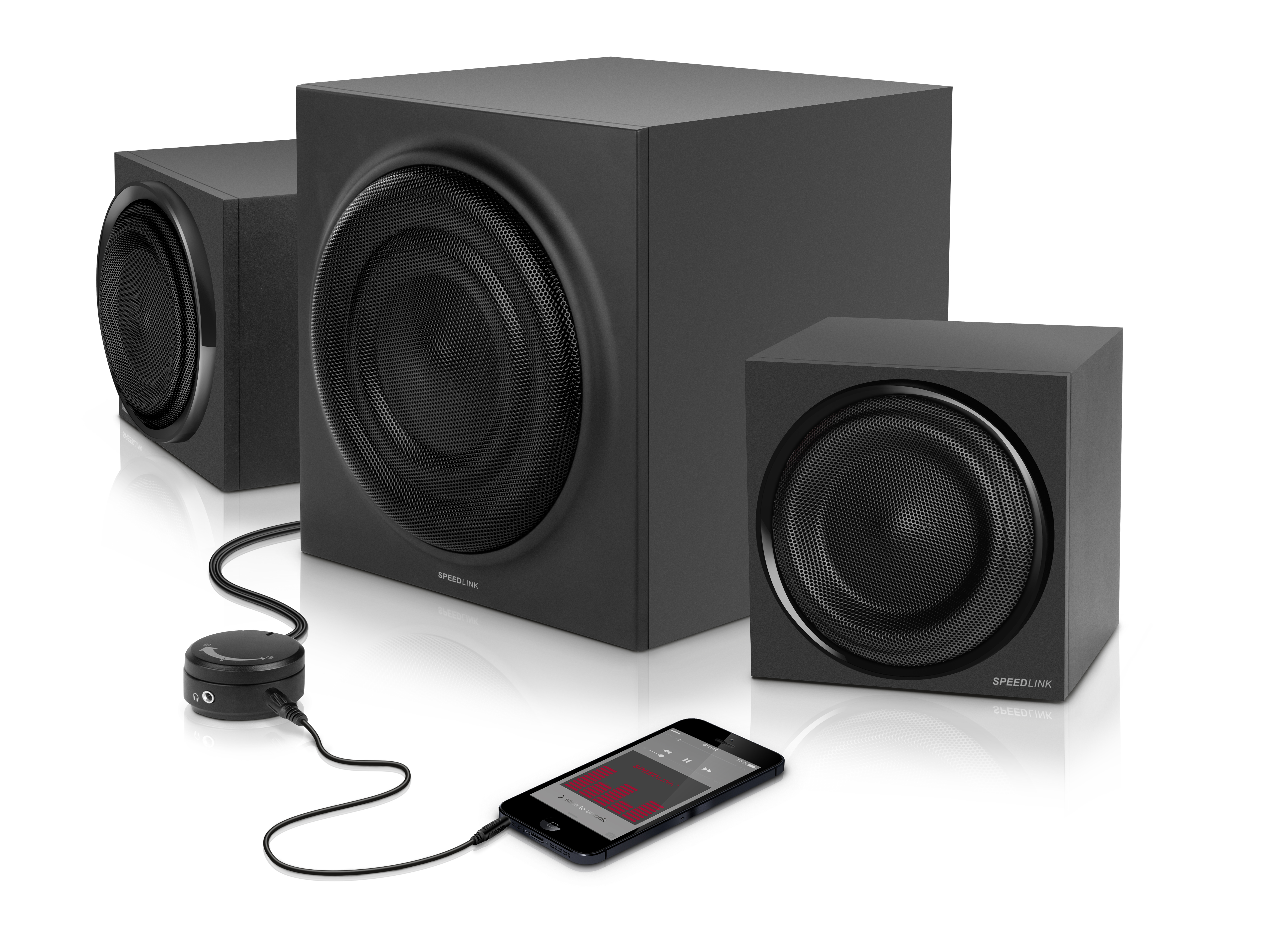 Abbildung eines SPEEDLINK 2.1 Lautsprechersystems mit Subwoofer, zwei Satellitenlautsprechern, Steuerungseinheit und angeschlossenem Smartphone
