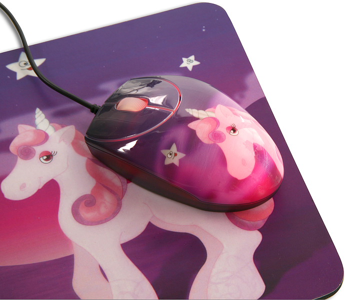 Kabelgebundene Computermaus mit Einhornmotiv auf violettem Mauspad, das ebenfalls ein Einhorn zeigt