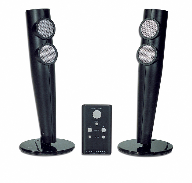 Schwarzes 2.1 Lautsprechersystem mit zwei schlanken Standlautsprechern und Fernbedienung auf weißem Hintergrund
