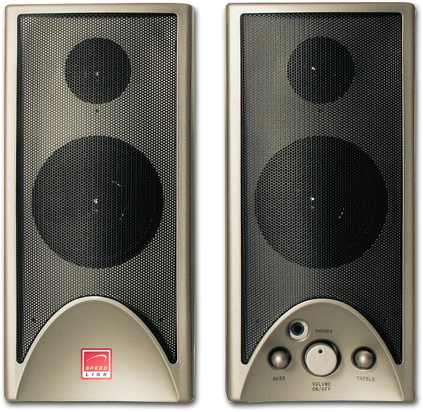 Zwei Speedlink Lautsprecher mit schwarzem Lautsprechergitter und silbernem Gehäuse, einer mit Bedienelementen für Bass, Lautstärke, Höhen und Kopfhöreranschluss