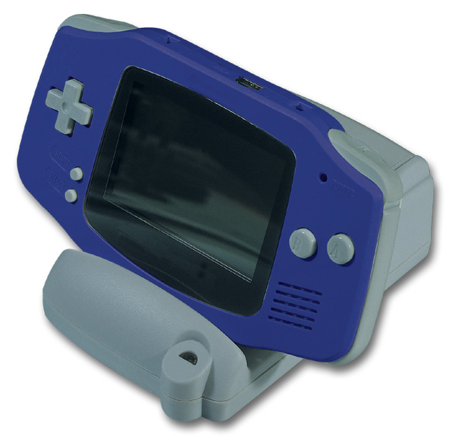 Lila Nintendo Game Boy Advance Handheld-Konsole auf weißer Dockingstation, Retro-Videospielgerät