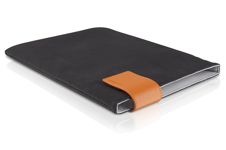 Schwarze Laptophülle mit braunem Lederband, geeignet für Notebooks oder Tablets, auf weißem Hintergrund