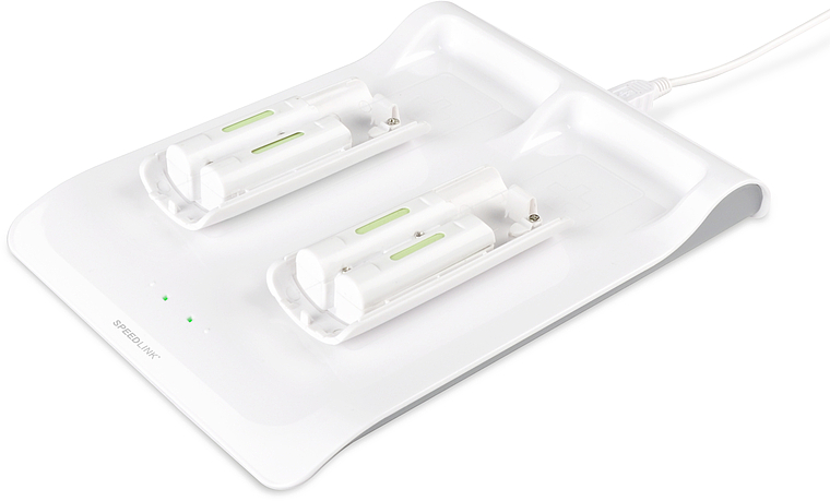 Weiße SPEEDLINK Ladestation mit zwei eingelegten Akkus zum Aufladen von Xbox-Controllern, angeschlossen per Kabel