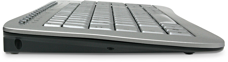 Silberne Computertastatur mit ergonomischem Design, seitlich fotografiert auf weißem Hintergrund