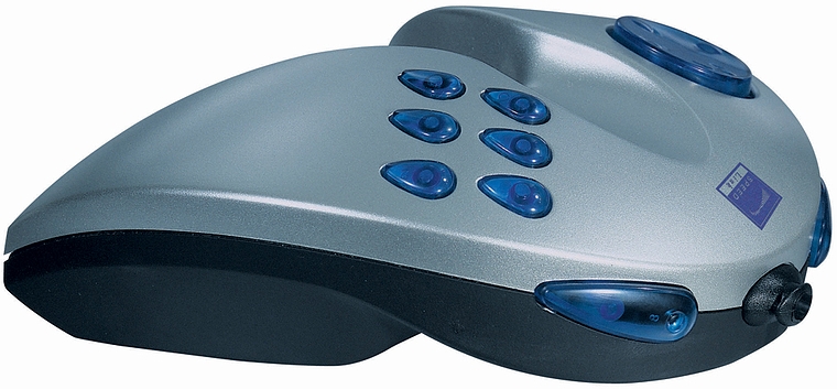 Seitliche Ansicht einer ergonomischen silbernen Computermaus mit blauen Zusatztasten und modernem Design