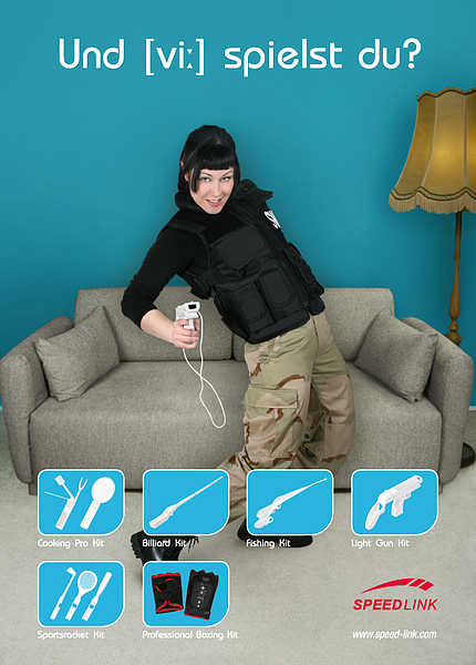 Frau spielt aktiv mit einer Wii-Fernbedienung im Wohnzimmer. Unten werden verschiedene Speedlink Zubehör-Kits für die Wii-Konsole wie Koch-Set, Billard-Set, Angel-Set, Pistolenaufsatz, Sportaufsätze und Boxhandschuhe angezeigt. Im Hintergrund steht eine C