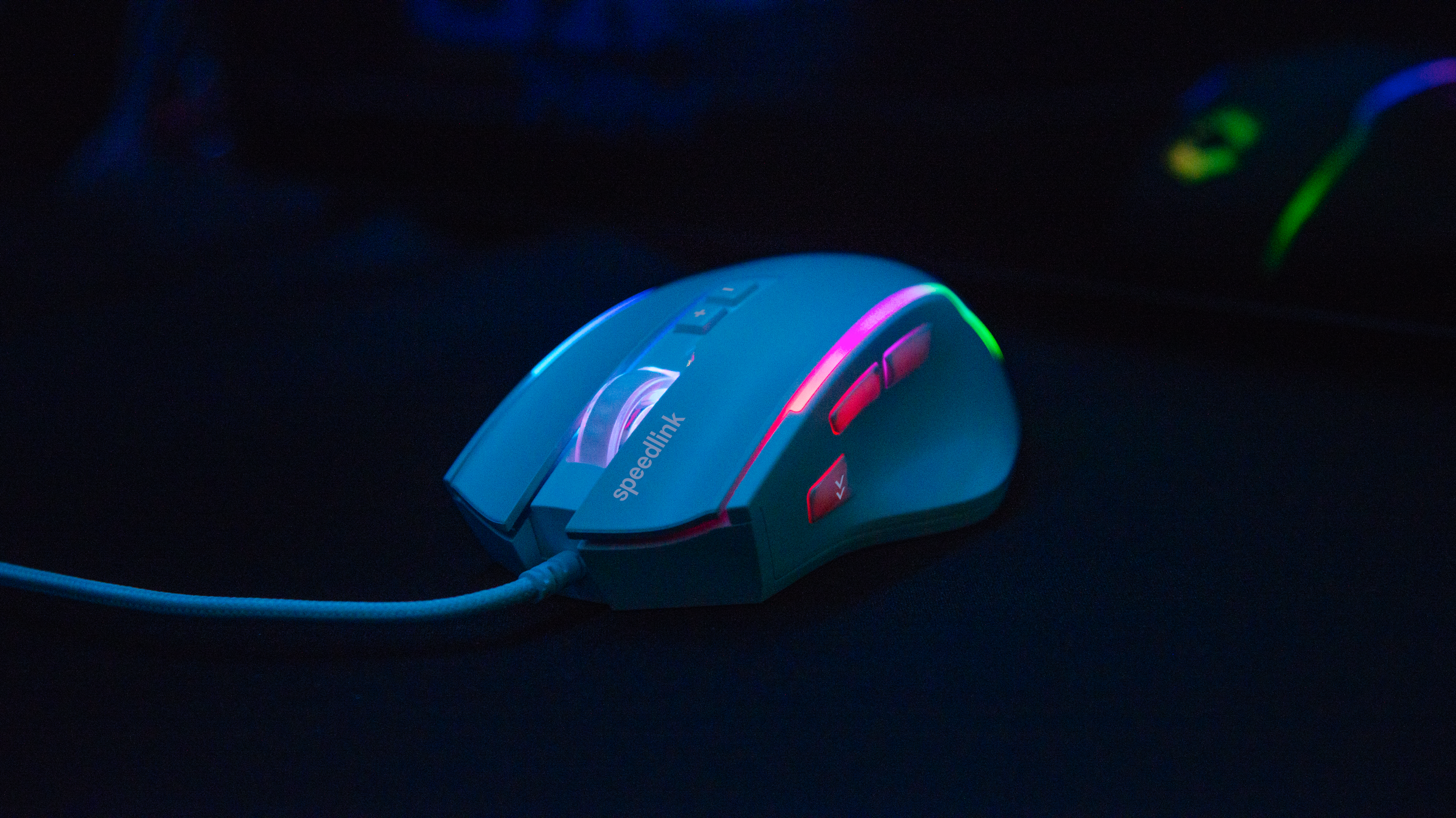 Weiße Gaming-Maus von Speedlink mit RGB-Beleuchtung auf dunklem Untergrund