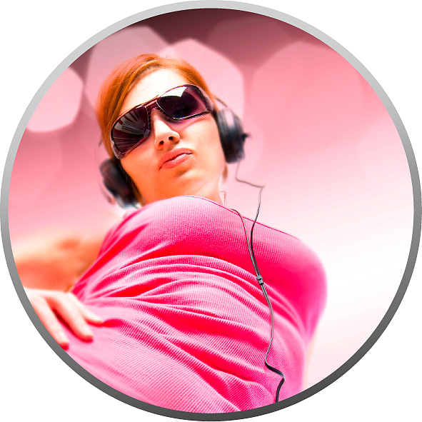 Junge Frau trägt eine Sonnenbrille und Kopfhörer, entspannt in einem pinken Oberteil vor rosa Hintergrund