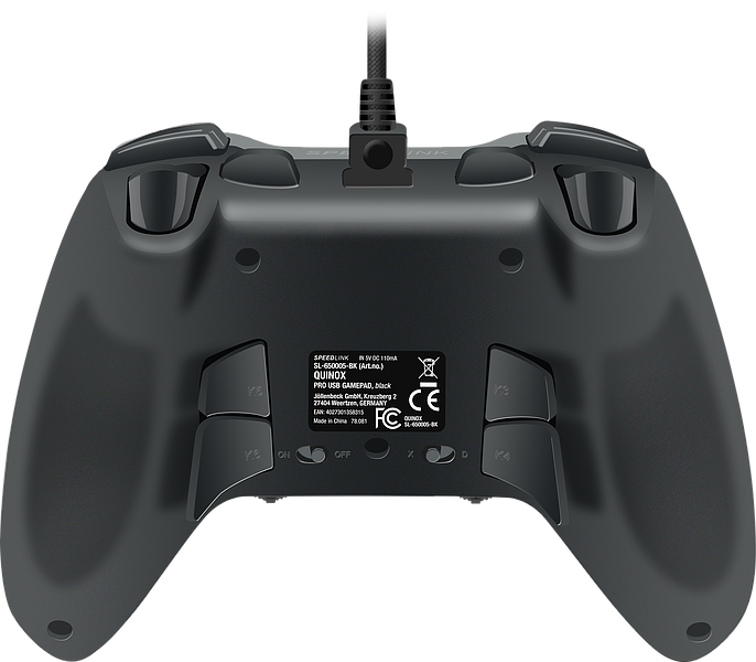 Die Rückseite eines schwarzen Kabel-Gamepads mit zusätzlichen programmierbaren Tasten und Technologie-Aufkleber