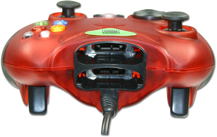 Detailaufnahme eines roten Xbox Controllers mit zwei Erweiterungsanschlüssen und angeschlossenem Kabel