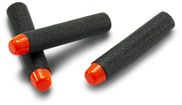 Drei schwarze Schaumstoffpfeile mit roter Spitze für Spielzeug-Blaster nebeneinander liegend