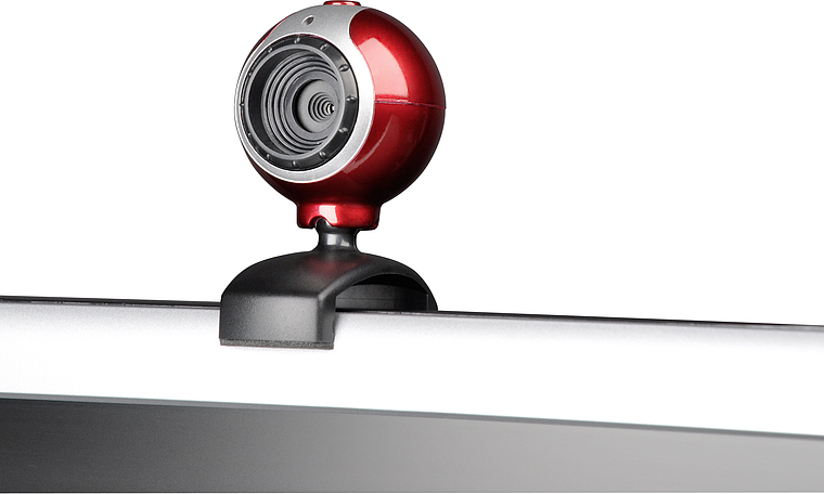 Rote Webcam mit Standfuß auf einem Bildschirm, geeignet für Videotelefonie und Streaming