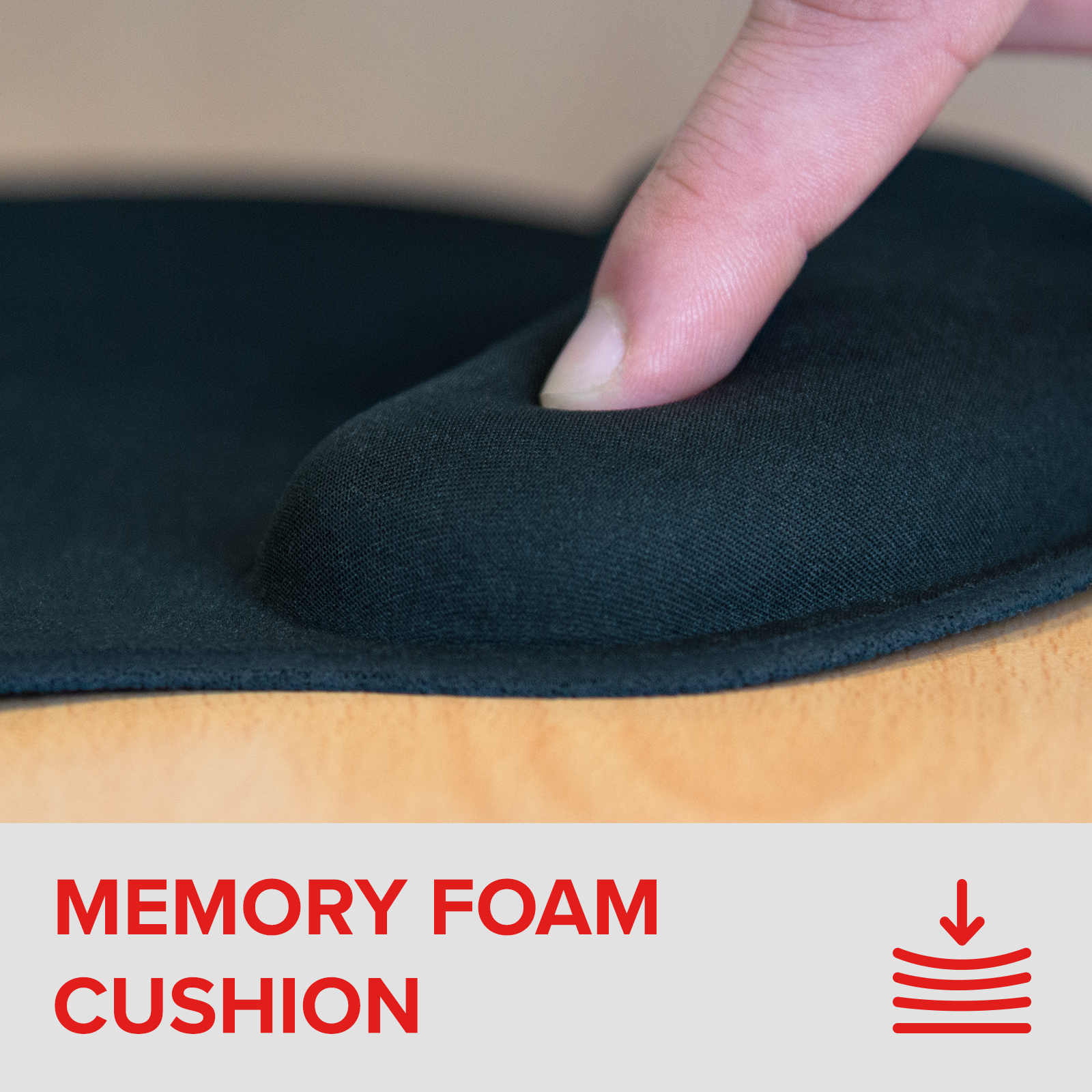 Nahaufnahme eines Memory Foam Kissens, das mit einem Finger eingedrückt wird, um die weiche Oberfläche zu zeigen