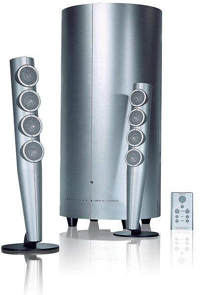 Silbernes 2.1 Lautsprechersystem bestehend aus zwei schlanken Lautsprechern, einem großen Subwoofer und einer Fernbedienung