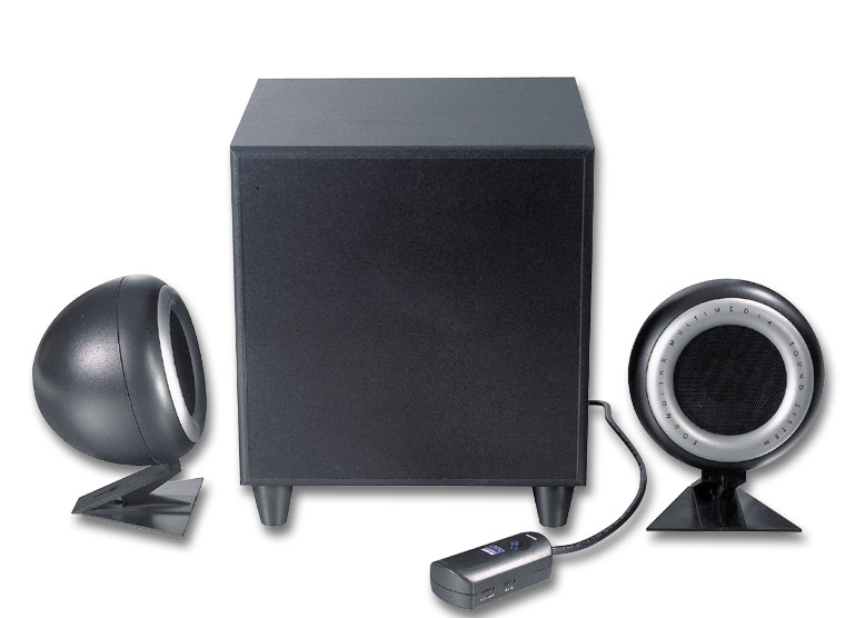 Abbildung eines 2.1 Lautsprechersystems bestehend aus Subwoofer, zwei Satellitenlautsprechern und einer Fernbedienung, schwarz