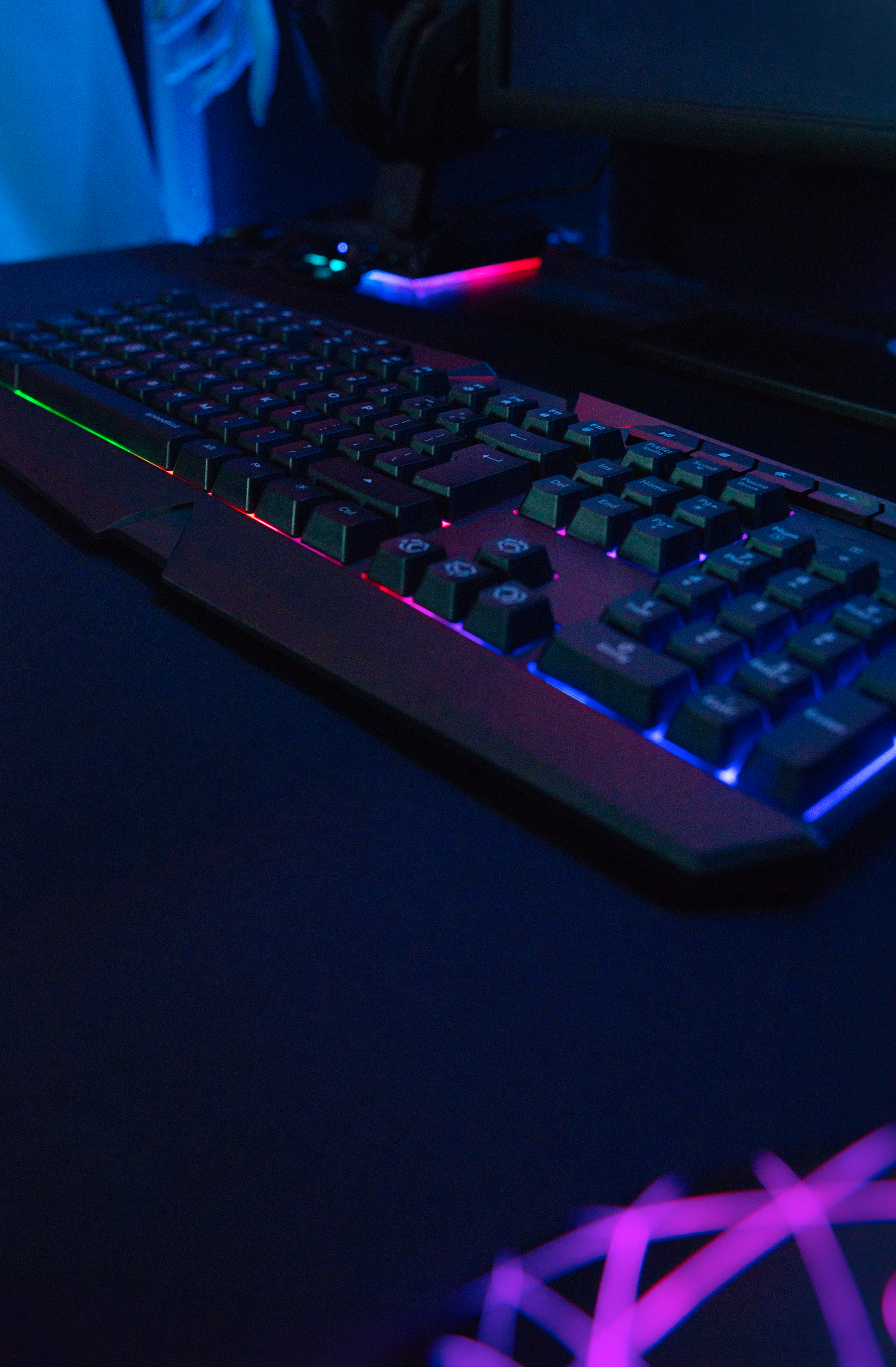 Moderne mechanische Tastatur mit bunter RGB-Beleuchtung auf einem Gaming-Schreibtisch