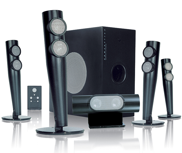 Schwarzes 5.1 Lautsprechersystem mit Subwoofer, vier Satellitenlautsprechern, Center-Lautsprecher und Fernbedienung auf weißem Hintergrund