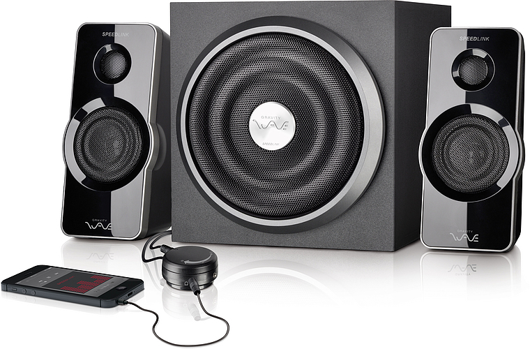 Abbildung eines Speedlink 2.1 Lautsprechersystems mit Subwoofer, zwei Satellitenlautsprechern sowie angeschlossenem Musikplayer