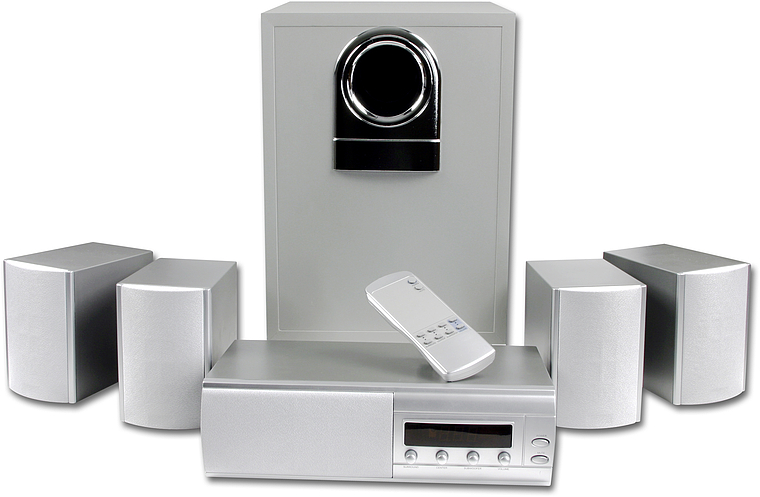 Modernes 5.1 Surround Sound Lautsprechersystem mit Subwoofer, vier Satellitenlautsprechern, Hauptgerät und Fernbedienung in Silber