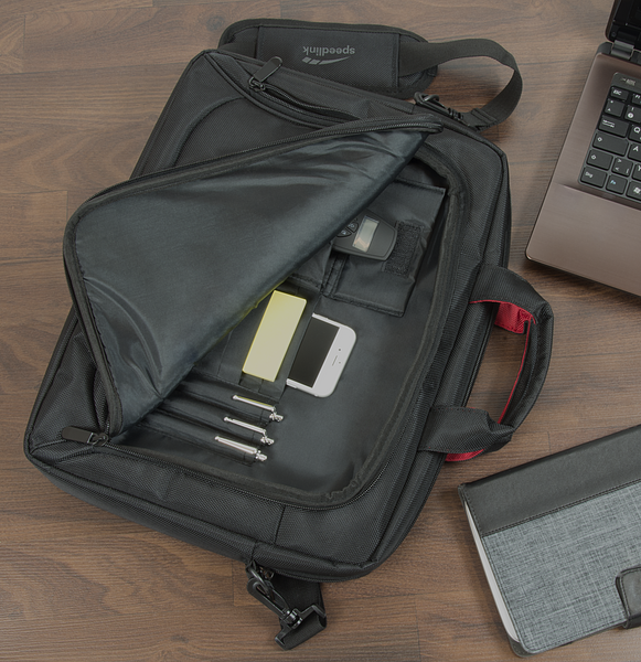 Geöffnete schwarze Laptoptasche mit Smartphone, Stiften, Notizzetteln und Zubehörfächern, daneben Laptop und Notizbuch auf Holzboden