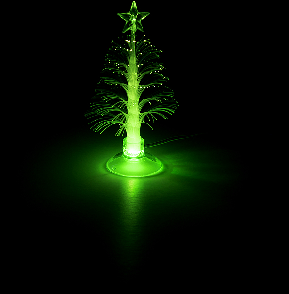 Grüner LED-Fiberoptik-Weihnachtsbaum mit leuchtendem Stern als moderne Weihnachtsdeko im Dunkeln