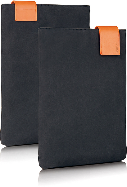 Zwei schwarze Tablet- oder Laptop-Hüllen mit auffälligem orangefarbenem Verschluss nebeneinander stehend