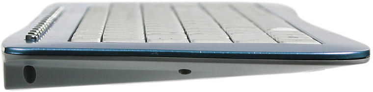 Flache kabellose Tastatur in Seitenansicht mit abgerundeten Tasten und schlankem Design