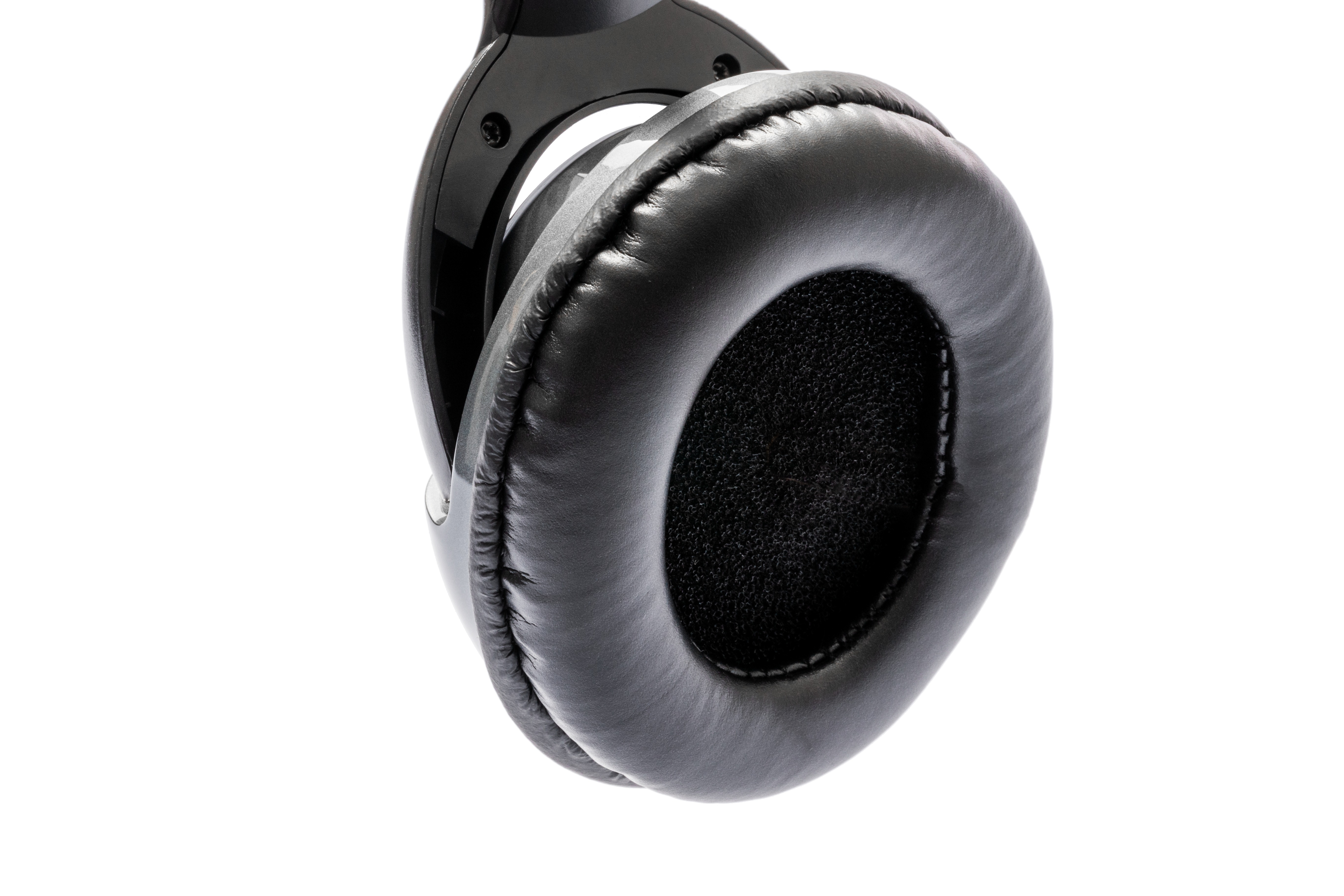 Nahaufnahme eines gepolsterten schwarzen Kopfhörerohrpolsters, geeignet für komfortables Musikhören