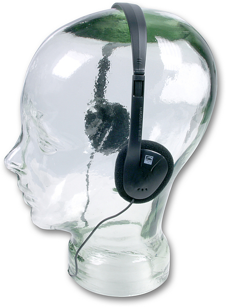 Ein leichter, schwarzer Kopfhörer mit Kabel ist auf einem transparenten Glas-Kopfmodell platziert, seitliche Ansicht.