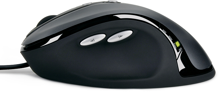 Schwarze, ergonomische Kabelmaus mit zwei Seitentasten und sichtbarer DPI-Anzeige, ideal für präzises Arbeiten am Computer