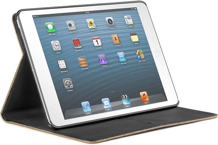Weißes Apple iPad in schwarzer Schutzhülle, aufgestellt im Querformat, Display zeigt Startbildschirm mit App-Symbolen