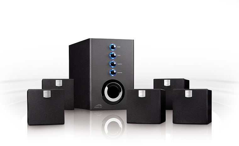 Modernes 5.1 Lautsprechersystem mit Subwoofer und fünf kompakten Satellitenlautsprechern auf weißem Hintergrund