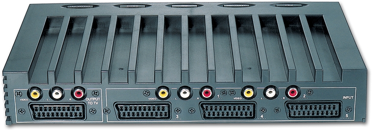 Rückansicht einer SCART-Umschaltbox mit fünf SCART-Anschlüssen sowie mehreren Cinch-Audio- und Video-Eingängen und -Ausgängen