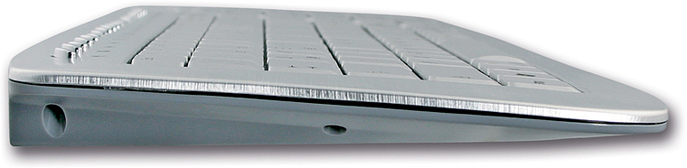 Silberne, flache Computertastatur in seitlicher Perspektive mit ergonomischem Design