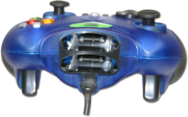 Blauer Xbox Controller S der ersten Generation mit sichtbaren Anschlüssen auf der Vorderseite und Anschlusskabel