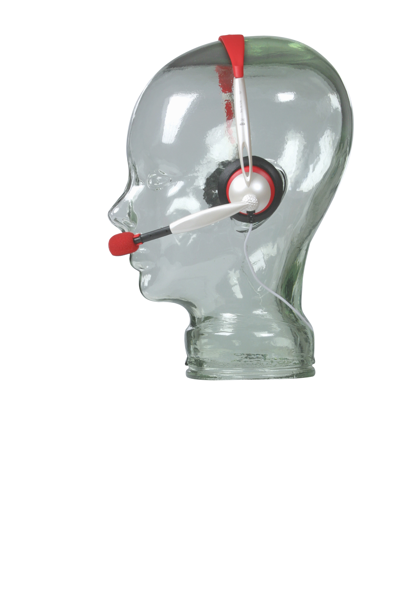 Ein gläserner Kopf trägt ein Headset mit rotem Mikrofon, ideal zur Darstellung von Headsets für Telefonie oder Gaming.