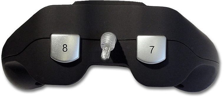 Schwarzer Gamecontroller von hinten mit den silbernen Tasten 7 und 8 sowie Kabelausgang in der Mitte