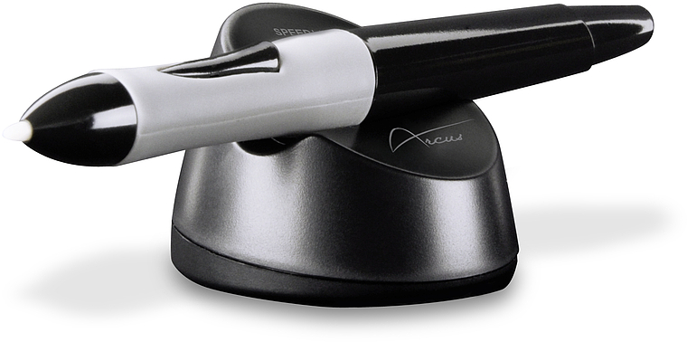 Schwarz-silberner digitaler Eingabestift liegt auf passender Ladestation