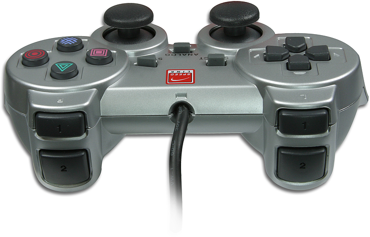 Kabelgebundener silberner Gamecontroller mit zwei Joysticks, vier Richtungstasten, vier Aktionstasten und Schultertasten