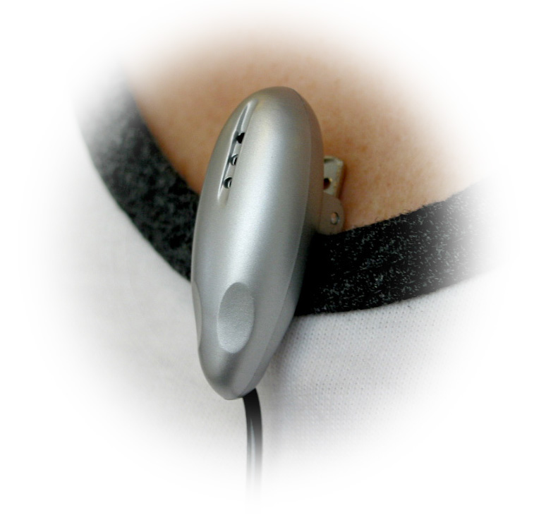 Silbernes Ansteckmikrofon mit Clip an einem T-Shirt-Kragen befestigt, geeignet für Sprachaufnahmen