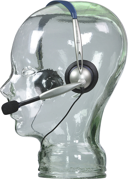 Silbernes Headset mit Mikrofon auf einem transparenten Glas-Kopfmodell, Seitenansicht