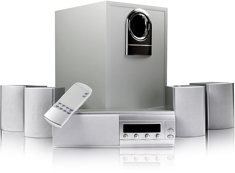 Abbildung eines silbernen 5.1 Surround Sound Heimkino-Systems mit Subwoofer, fünf Lautsprechern, Steuerzentrale und Fernbedienung