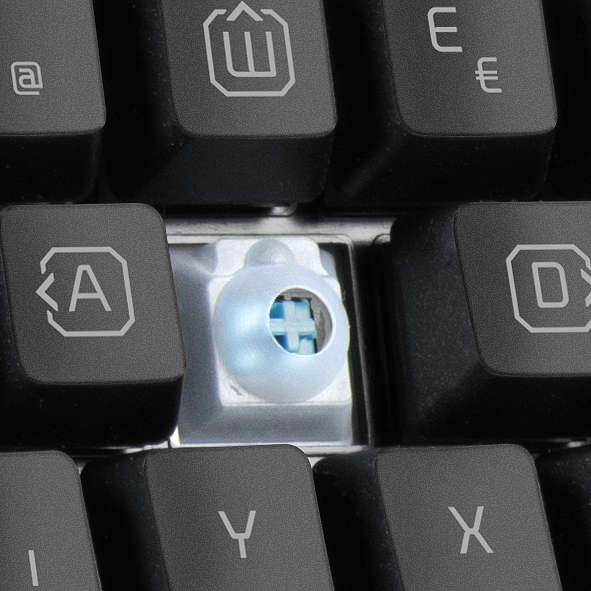 Mechanische Tastatur mit entfernter Taste, darunter sichtbarer mechanischer Schalter in Blau.